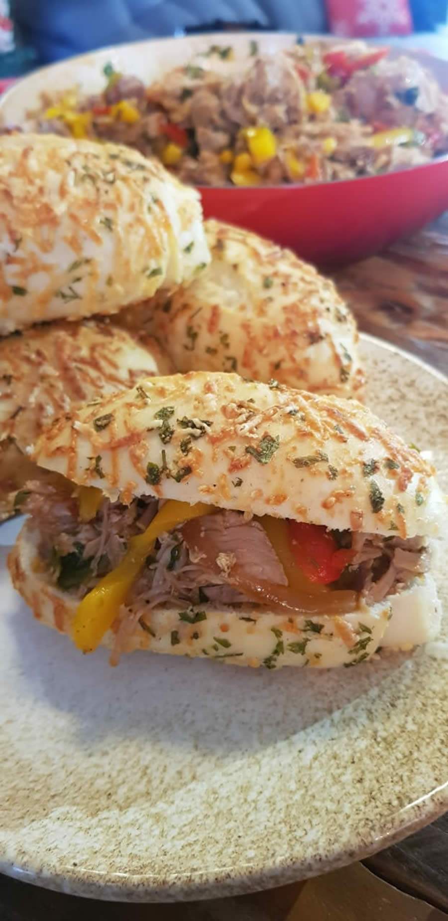 Lascas de Pernil com cerveja vira lanchinho