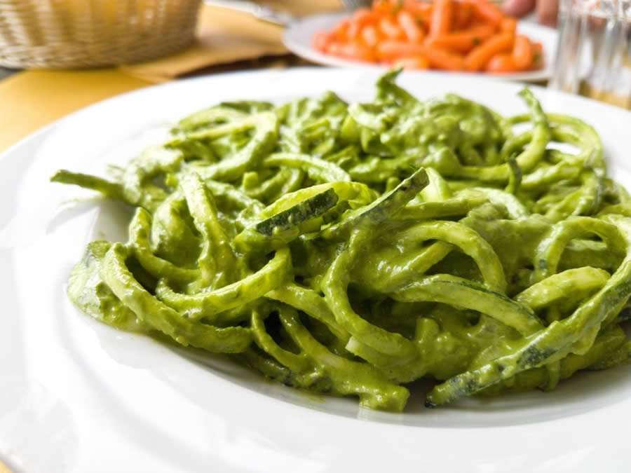 Pensando em inovar na cozinha? Mondial apresenta receita de espaguete de abobrinha ao molho pesto de manjericão