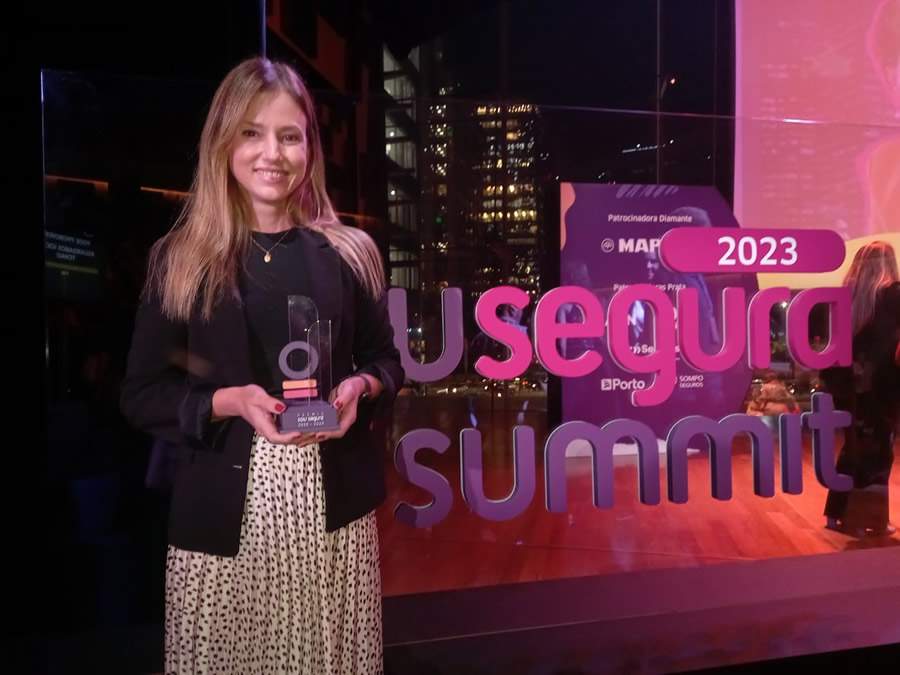Luciana Dall&rsquo;Agnol, superintendente da CNseg, logo ap&oacute;s receber o &ldquo;Pr&ecirc;mio Sou Segura&rdquo; 2022-2023