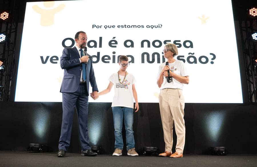 Foto: Rog&eacute;rio Ara&uacute;jo, presidente do Instituto Minha Vida Protegida, recebe a diarista Marlene e seu filho Rafael