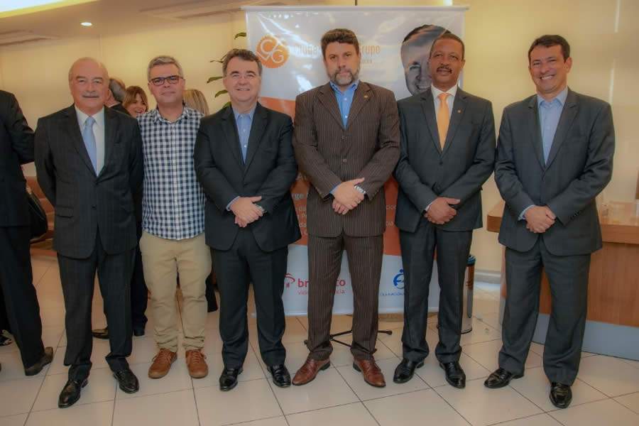 Legenda da foto: da esquerda para a direita, o Diretor da Millemium Consultoria, &Ecirc;nio Miraglia; o Diretor de Ensino do Sincor-RJ, Arley Boullosa; o Presidente da FenaPrevi, Jorge Nasser; o novo Presidente do CVG-RJ, Octavio P&eacute;riss&eacute;; o Ex-Presidente do CVG-RJ da gest&atilde;o anterior, Carlos Ivo Gon&ccedil;alves; e o executivo da Bradesco, Luiz