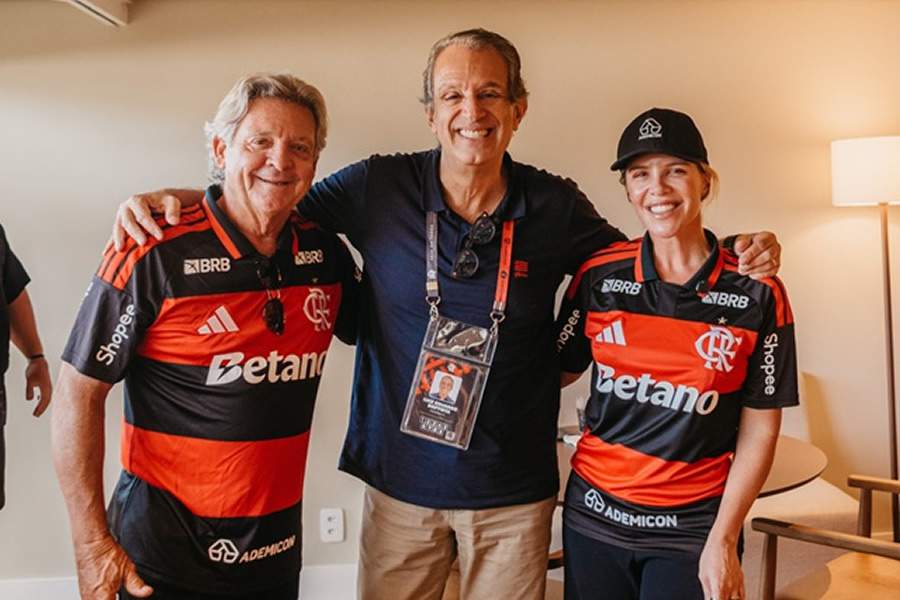  Da esquerda para a direita: Raul Fernandez Schuchovsky, presidente do Conselho da Ademicon; Luiz Eduardo Baptista (Bap), presidente do Clube de Regatas do Flamengo e Tatiana Schuchovsky Reichmann, CEO da Ademicon.