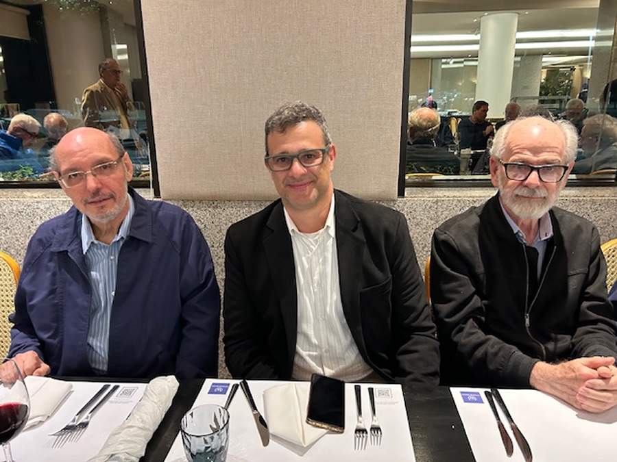 Apadrinhado por Neival Freitas (E), no jantar de julho, Sandro Leal Alves (C) foi aprovado em vota&ccedil;&atilde;o no evento de agosto. &Agrave; direita, Marcus Clementino &ndash; Foto: Divulga&ccedil;&atilde;o