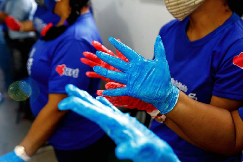 Profissionais que trabalham na unidade básica de saúde do bairro de Abial, em Tefé, participam de atividade que explica a forma correta de higienizar as mãos. - Diego Baravelli/MSF