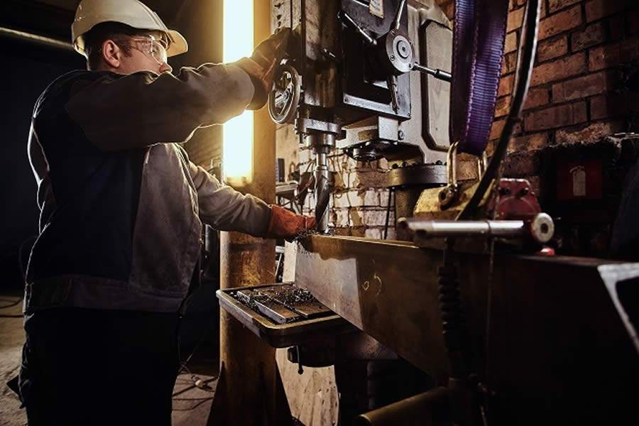 Emprego segue em alta na ind&uacute;stria, o setor que mais abriu vagas formais em 2020