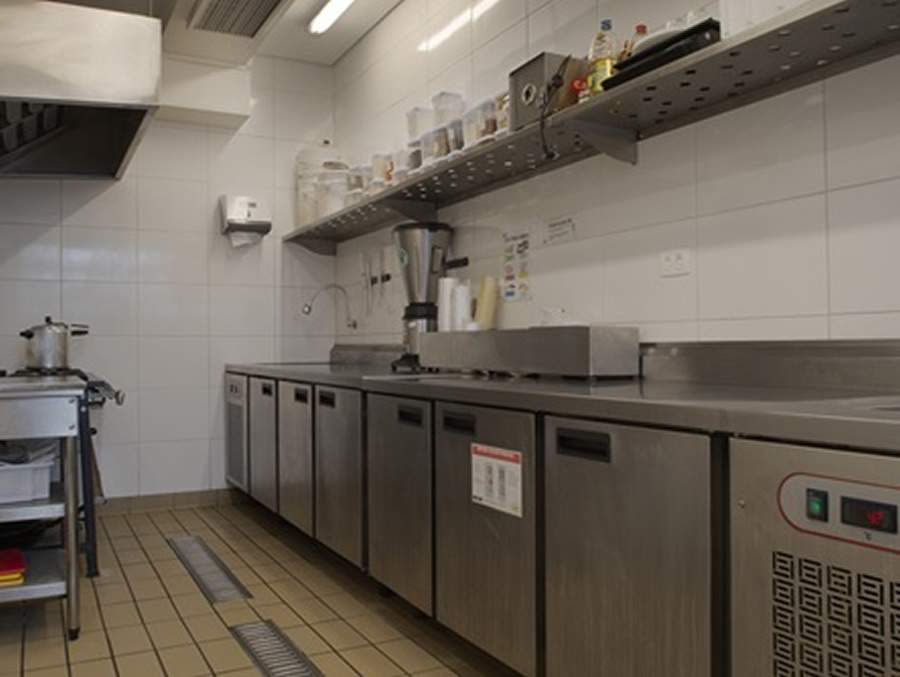 Na hamburgueria NOPE Loaded Burgers, localizada em S&atilde;o Paulo, a arquiteta Claudia Novaes executou uma cozinha industrial utilizada como base para o preparo dos ingredientes utilizados na cozinha de finaliza&ccedil;&atilde;o situada logo na entrada do restaurante. A divis&atilde;o se adequa &agrave; oportunidade de o cliente estar mais perto do preparo, como tamb&eacute;m para atender ao crescimento da demanda pelo delivery e take away | Foto: Marcelo Magnani