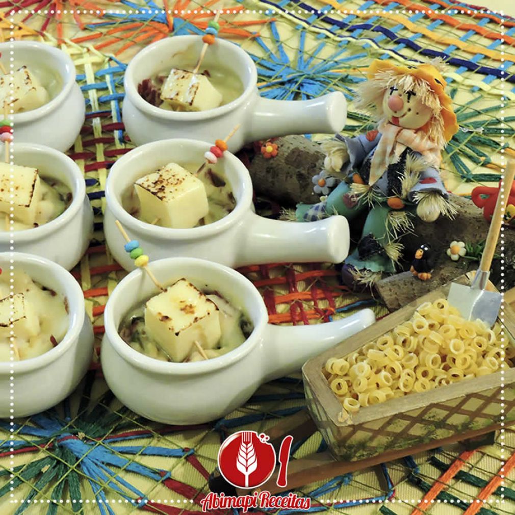 Para fechar o m&ecirc;s junino, que tal um escondidinho de macarr&atilde;o com carne seca?