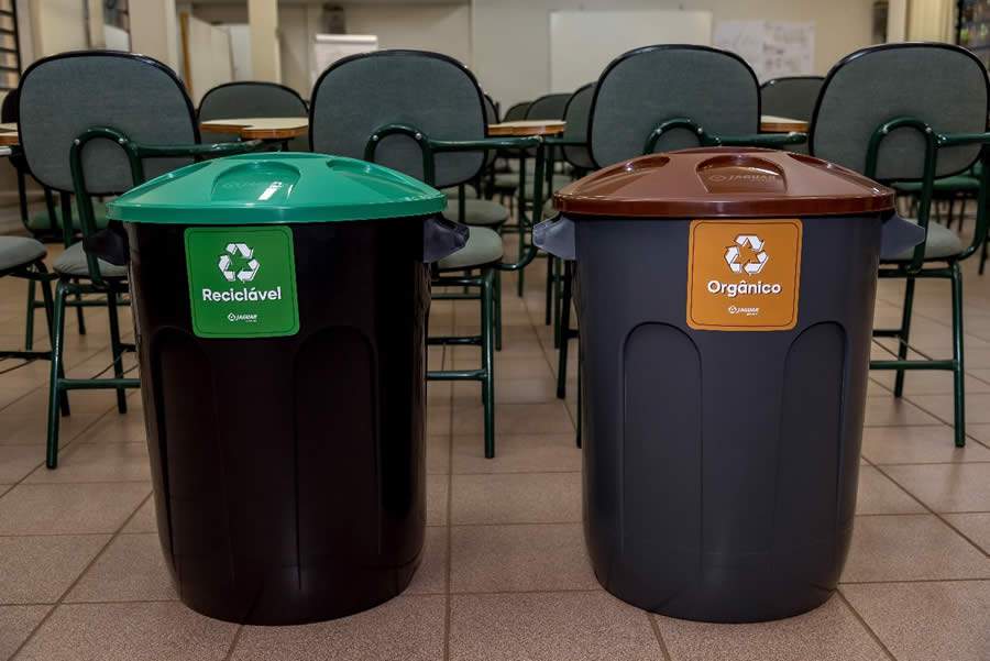 Copos plásticos distribuídos na São Silvestre são reciclados e transformados em lixeiras para escolas públicas