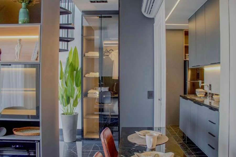 Neste projeto da ResiliArt Arquitetura, localizado na avenida Faria Lima, em São Paulo, um sistema completo de automação que abarca iluminação inteligente, ar-condicionado automatizado, música ambiente distribuída e trancas elétricas está completamente centralizado na Alexa | Foto: Eryck Patryck