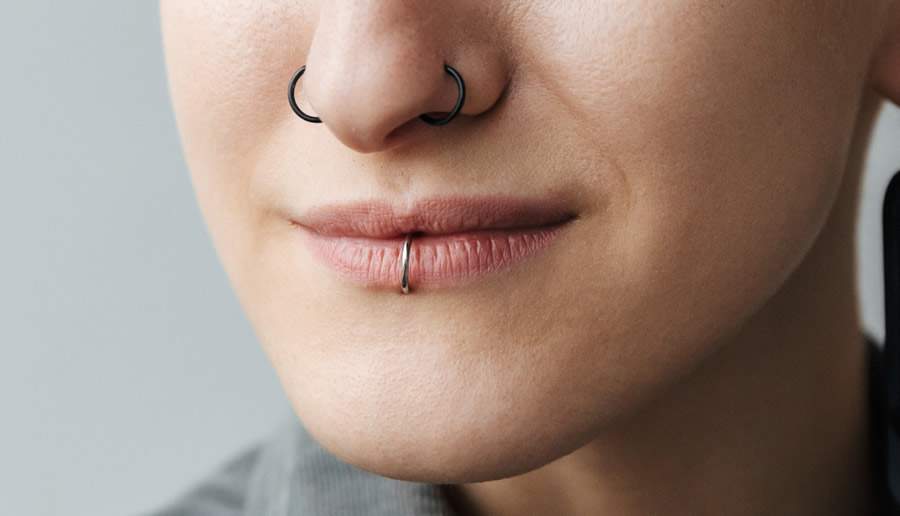 Aplicação de piercings e tatuagens na boca traz alto risco de contrair infecções pelas características da mucosa - Crédito: Envato Imagens