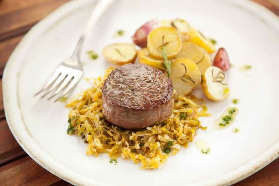 Medalhão de filé com alho-poró no azeite