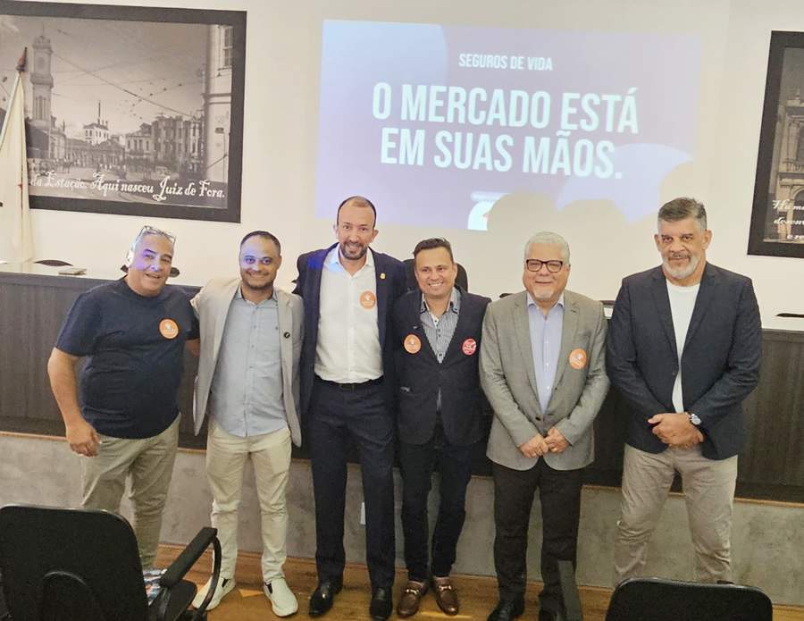 Legenda: Lideranças do CSP-MG, Ascor, Sincor-MG com o palestrante do evento, Rogério Araújo