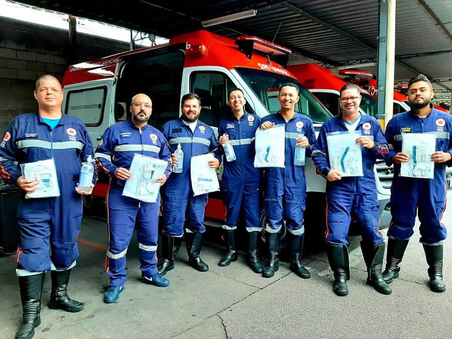 Enfermeiros durante entrega dos materiais (Imagem: Divulgação)