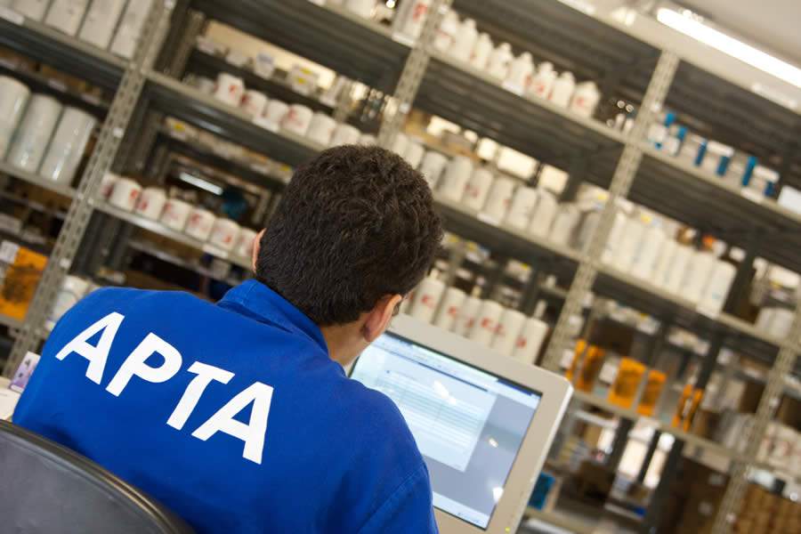 Auditores da MAN/VW conferem selo da ISO para Apta Caminhões e Ônibus, de São Vicente