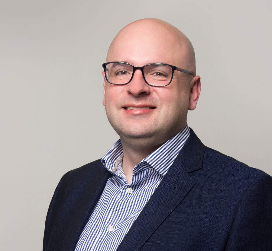 Elemar J&uacute;nior