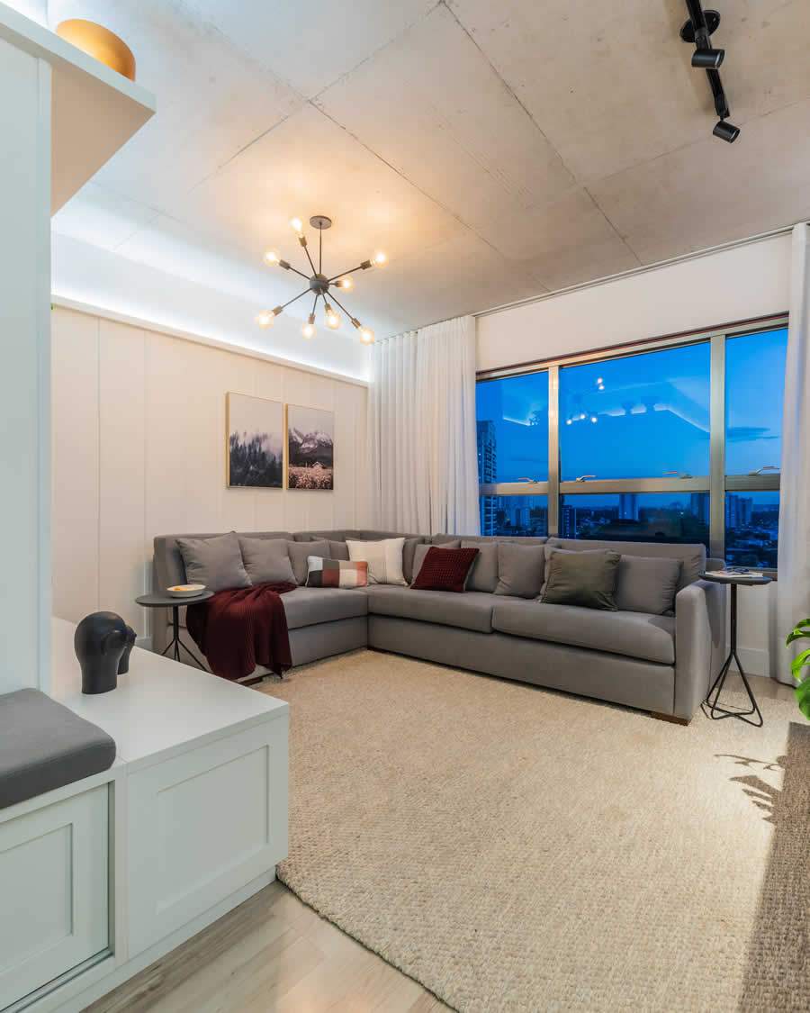 A decora&ccedil;&atilde;o intimista envolve a cria&ccedil;&atilde;o de um ambiente acolhedor dentro de casa. Nesta sala de estar decorada pela arquiteta J&uacute;lia Guadix, ilumina&ccedil;&atilde;o, cores suaves e m&oacute;veis resultam em um lugar apraz&iacute;vel para os moradores | Projeto: Studio Guadix |Foto: Guilherme Pucci