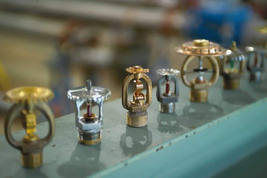 Sprinklers x sistema de detecção de fumaça e corpo de bombeiros próximo à edificação