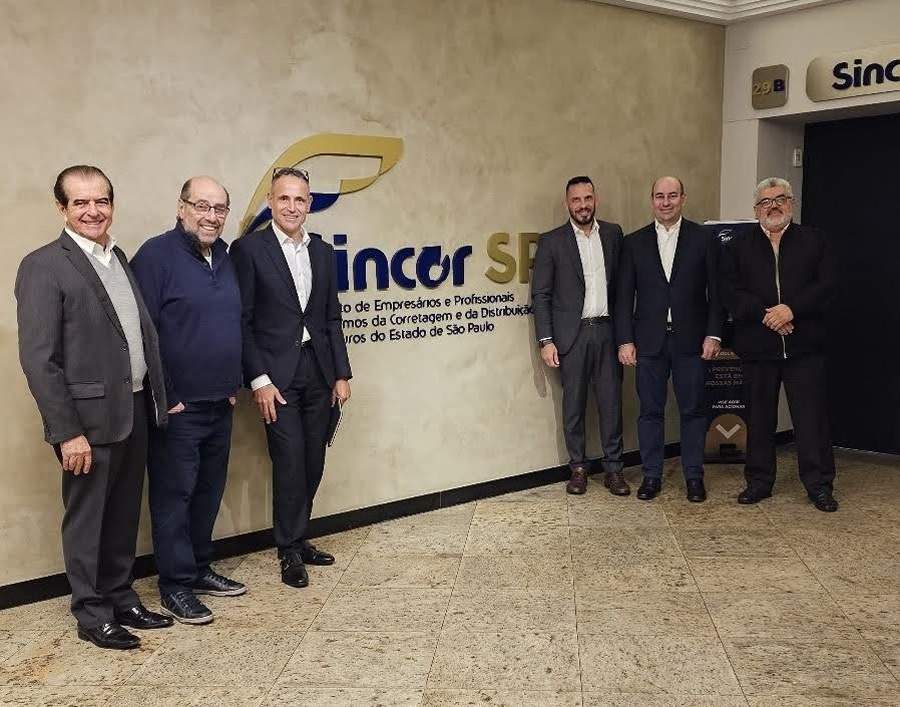 Da esquerda para direita, Braz Romildo Fernandes, vice-presidente do Sincor-SP, Boris Ber, presidente do Sincor-SP, Oscar Celada, CEO de Neg&oacute;cios, Raphael Bauer, Diretor Comercial Canal Corretor, Jonson Marques, Diretor Territorial S&atilde;o Paulo e Edson Lasse Fecher, 1&ordm; Tesoureiro do Sincor-SP