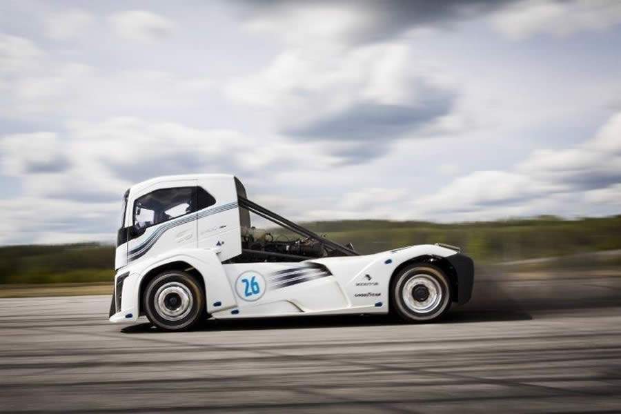 Caminhão mais rápido do mundo acelera com pneus Goodyear