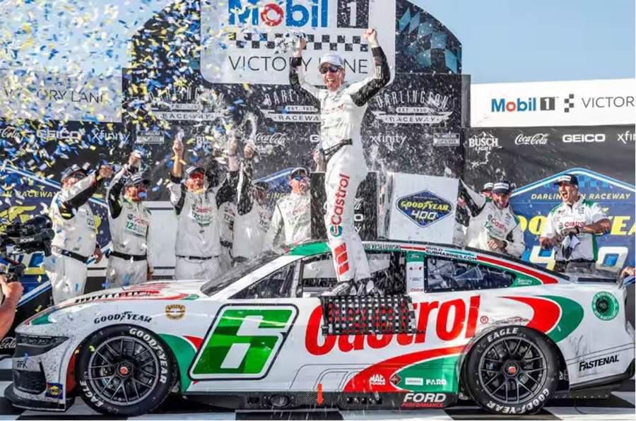 Ford Mustang Dark Horse conquista a primeira vit&oacute;ria na NASCAR