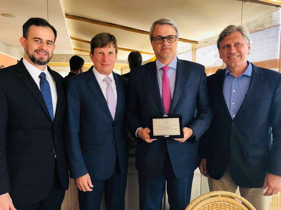 Da esquerda para direita Luiz Mario Rutowitsch e Jayme Torres (diretor e presidente CCS-RJ); Andr&eacute; Lauzana (vice-presidente comercial SulAm&eacute;rica) e Amilcar Vianna (diretor CCS-RJ e vice-presidente de comunica&ccedil;&atilde;o Fenacor)