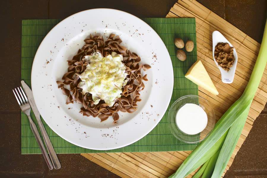 Talharim de cacau com molho de alho poró e noz moscada