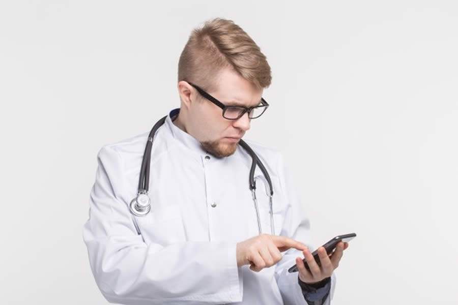 Médicos Blogueirinhos: Especialista Destaca Cuidados Que Profissionais da Saúde Devem Ter ao Usar as Redes Socias