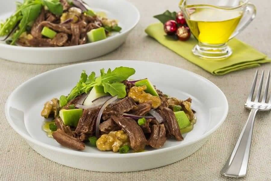 Leve e nutritiva: salada de músculo com maçã e nozes