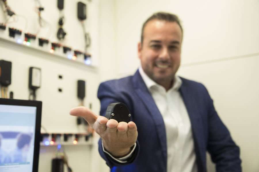 Frederico Menegatti, CEO Getrak com o dispositivo Sigfox