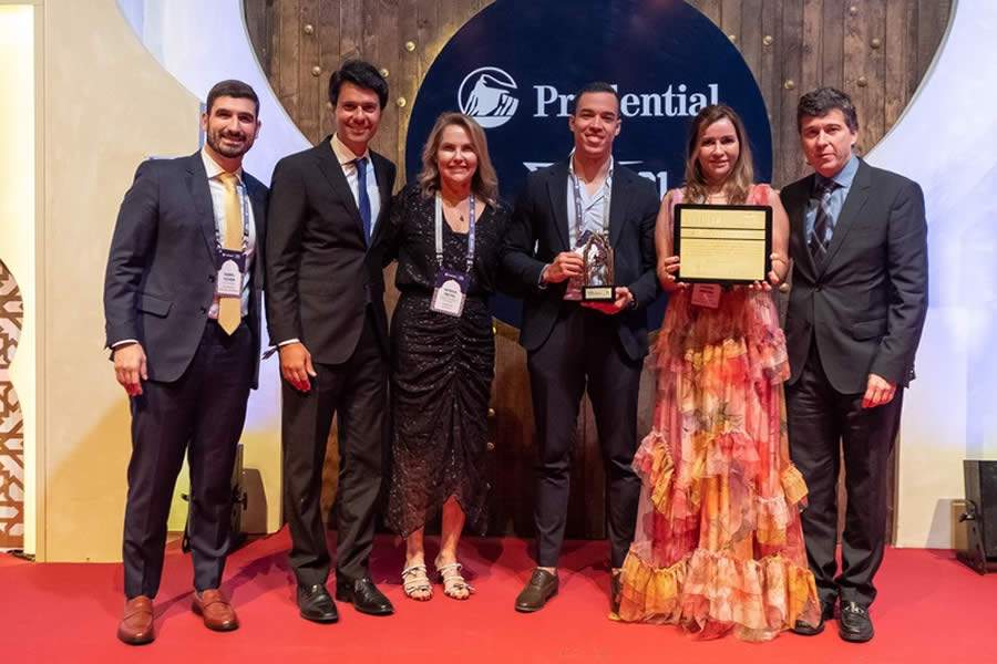 CEO David Legher e a Vice-Presidente de Parcerias Estrat&eacute;gicas Multicanais, Patr&iacute;cia Freitas, com representantes da Verk Investimentos, vencedora entre os parceiros do BTG Pactual | Cr&eacute;dito: Divulga&ccedil;&atilde;o