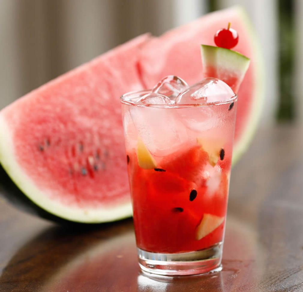 Legenda da Foto: Caipirinha de melancia com gengibre é opção refrescante para o verão