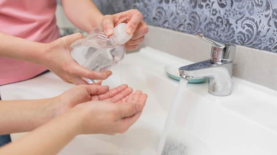 Crian&ccedil;a lavando as m&atilde;os com os pais - Hospital Dona Helena