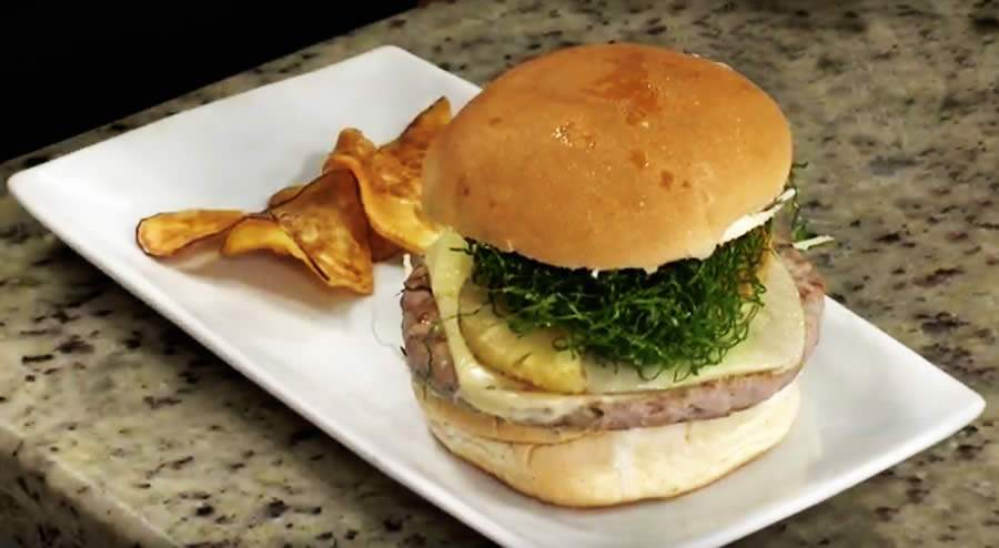 No dia mundial do Hambúrguer, para fugir do tradicional, Alegra compartilha receita de hambúrguer de pernil suíno com molho de abacaxi - Crédito: Divulgação