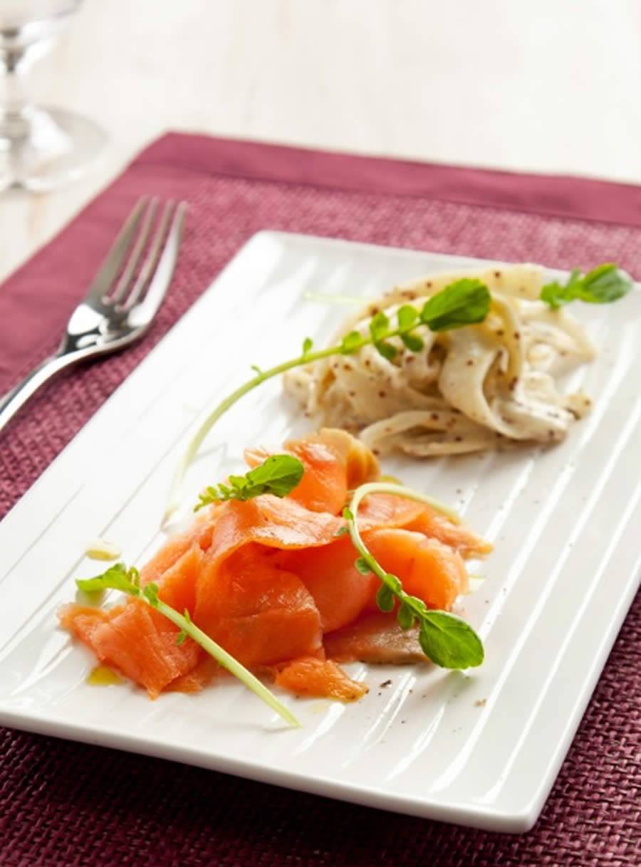 Salmão Defumado com Erva Doce e Maionese de Mostarda em Grão