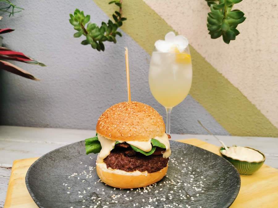 Professores de gastronomia ensinam a fazer hambúrguer caseiro