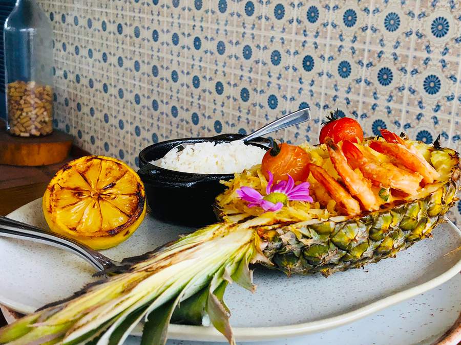 Camarão Tropical, do Dom Braz Restaurante, servido em um abacaxi - Foto Jéssica Aquino