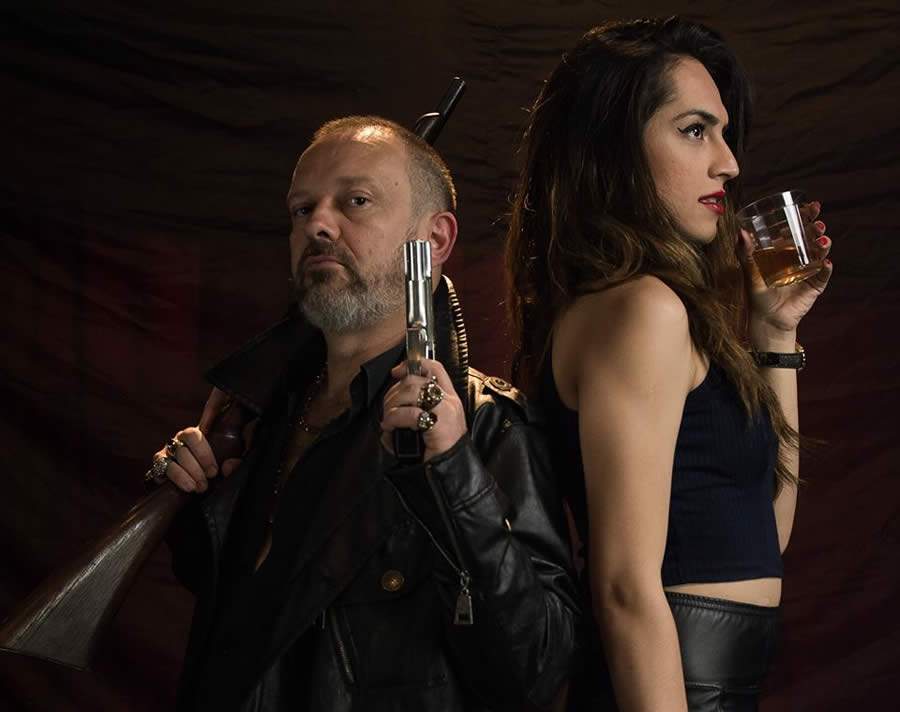 Paulo Faria e Leona Jhovs em cena do espetáculo &quot;O Assassinato do Presidente&quot;. Última temporada teve apenas duas apresentações até começar a quarentena. Divulgação