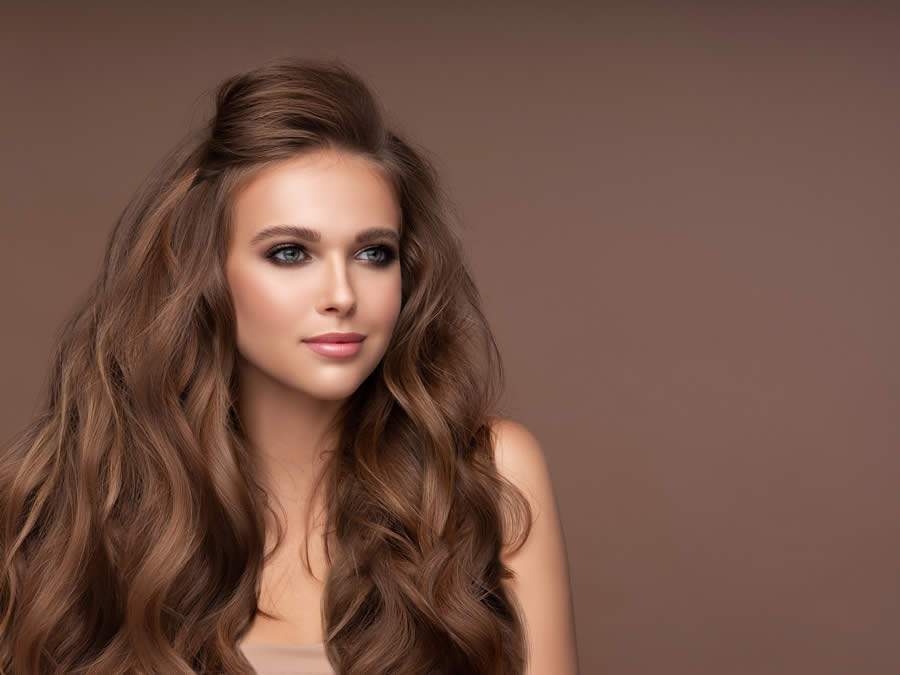 Fatores emocionais e a falta de vitaminas contribuem para a queda de cabelo