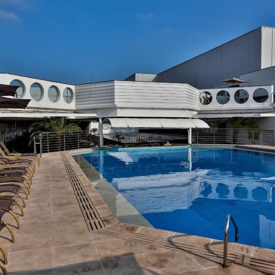 Piscina externa do Bourbon Santos Convention Hotel