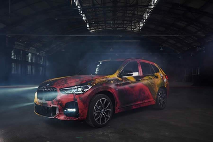 BMW Group Brasil recebe homenagem do fot&oacute;grafo Gabriel Wickbold pelos 25 anos de empresa no Brasil com X1 personalizada