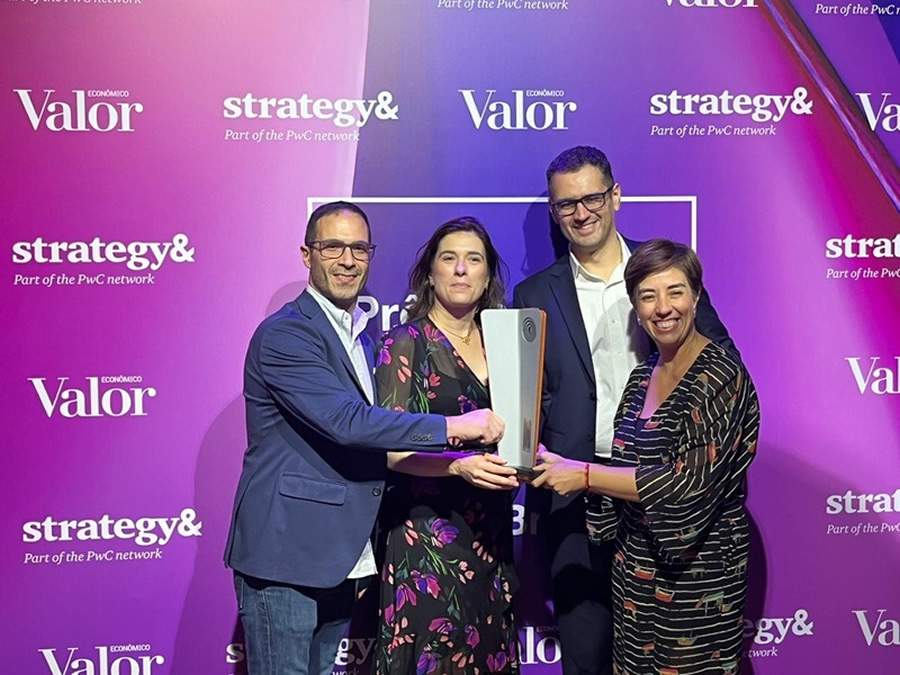 Time da SulAm&eacute;rica: Fernando Morad, Raquel Imbassahy, Leonardo Fraga e Patr&iacute;cia Mello (da esquerda para a direita) comemoram a conquista na noite de premia&ccedil;&atilde;o