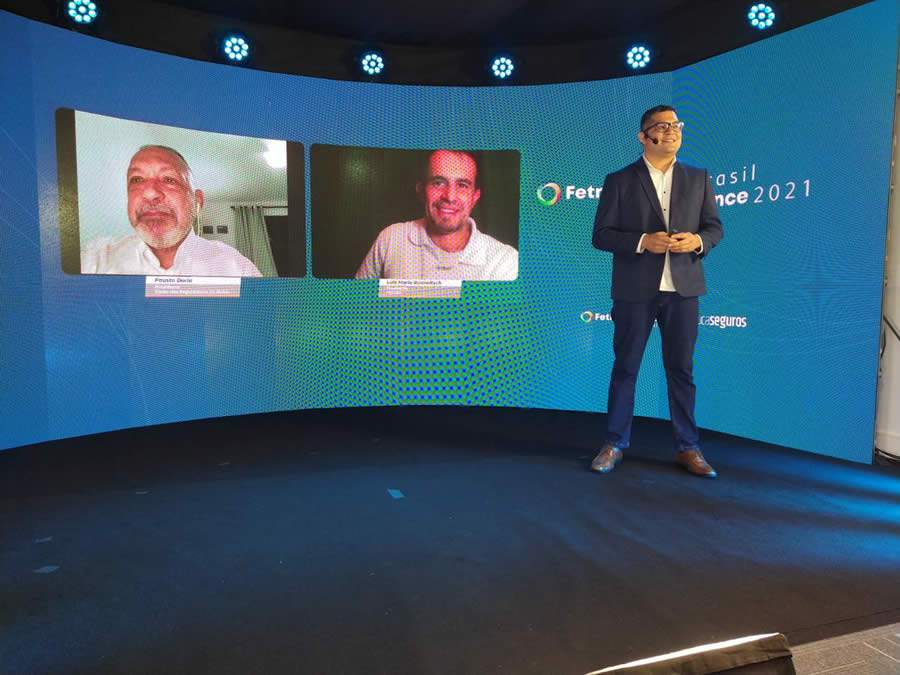 Na tela, os expositores Fausto D&oacute;ria, presidente do Clube dos Seguradores da Bahia (E), e Luiz M&aacute;rio Rutowitsch, presidente do CCS-RJ (D) - Foto: Divulga&ccedil;&atilde;o