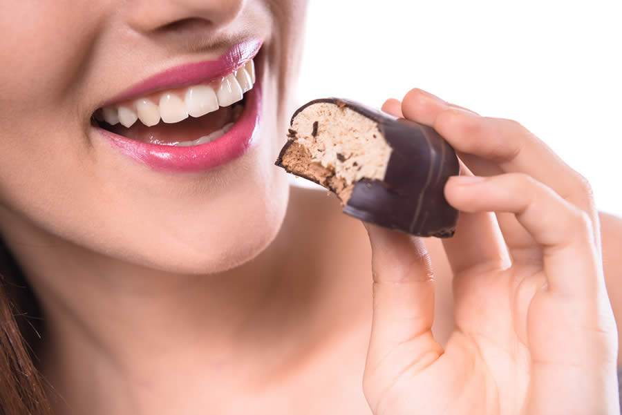 Aditivo alimentar usado na goma de mascar, em chocolates e em doces inflama o intestino, diz estudo