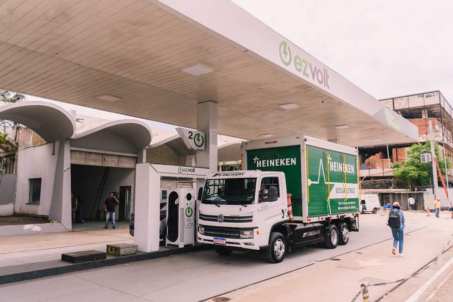 VW Caminhões e Ônibus compõe aliança para implementar eletropostos de maior porte na cidade do Rio