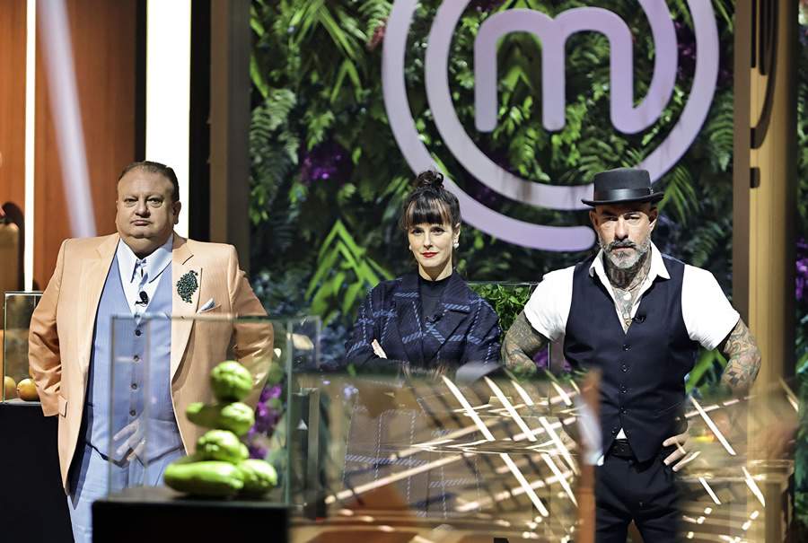 Erick Jacquin, Helena Rizzo e Henrique Foga&ccedil;a recebem os participantes do MasterChef Profissionais 2023. Cr&eacute;dito: Melissa Haidar/Band