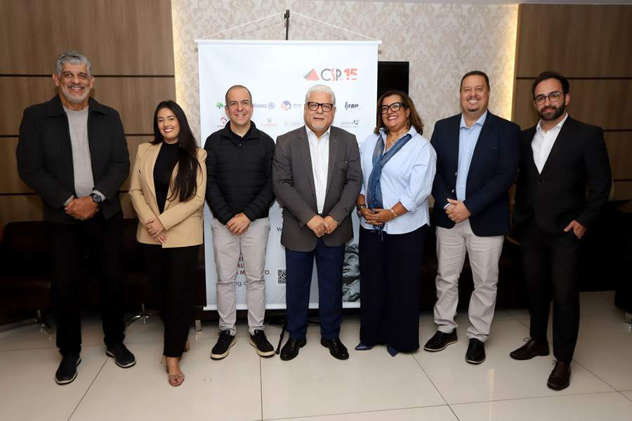 Maurício Tadeu Barros Morais (diretor do CSP-MG), Priscilla Alves de Deus (gerente de Relacionamento da C6 Seg), Bruno Leão (gerente da sucursal Minas Gerais da Porto), João Paulo Moreira de Mello (presidente do CSP-MG), Roberta Prata (gerente regional da Seguros Sura em Minas Gerais), Mário Mendonça (sócio-diretor da Solidus Administradora) e João Neto (superintendente comercial da MAG Seguros) - Fotos: Arnaldo Athayde