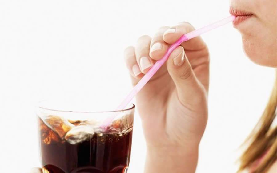 Consumo de refrigerante durante a quarentena deve ser limitado para evitar riscos à saúde