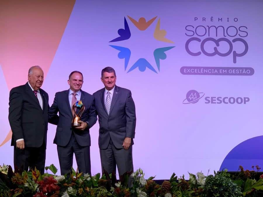 Durante a premia&ccedil;&atilde;o, Ronaldo Scucato, presidente do Sistema Ocemg, Luiz Ot&aacute;vio Fernandes de Andrade, presidente executivo da Unimed Federa&ccedil;&atilde;o Minas e Renato Nobile, superintendente do Sistema OCB