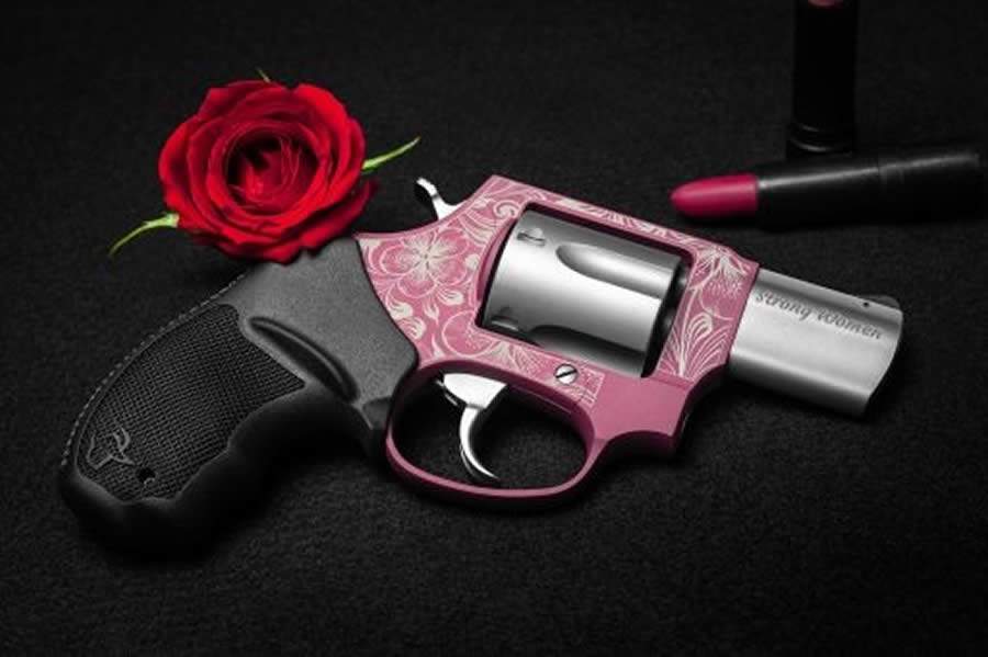 Edição limitada do revólver lançado pela Taurus no Dia Internacional das Mulheres se esgota em apenas 3 dias