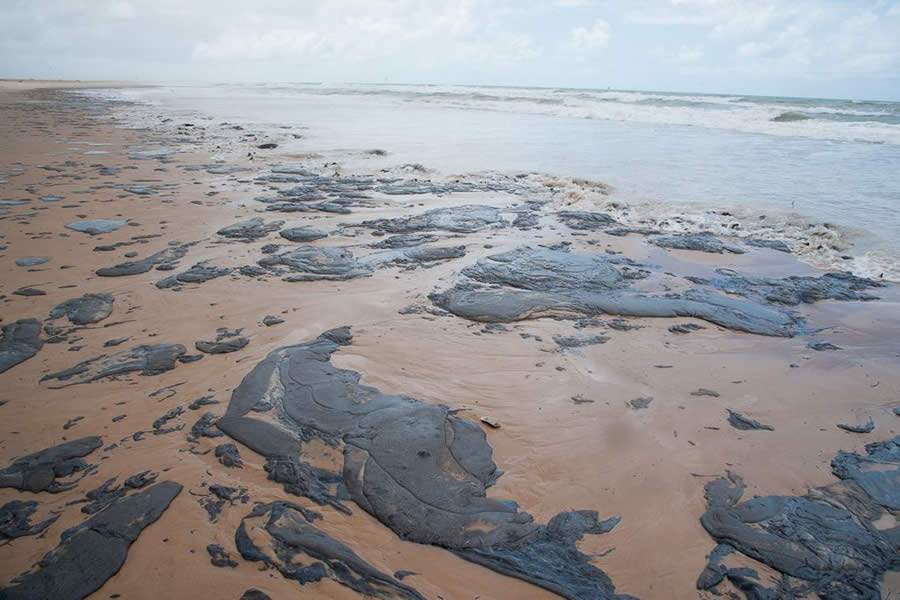 Mancha de óleo em praias do Nordeste - Crédito: Adema/Governo de Sergipe